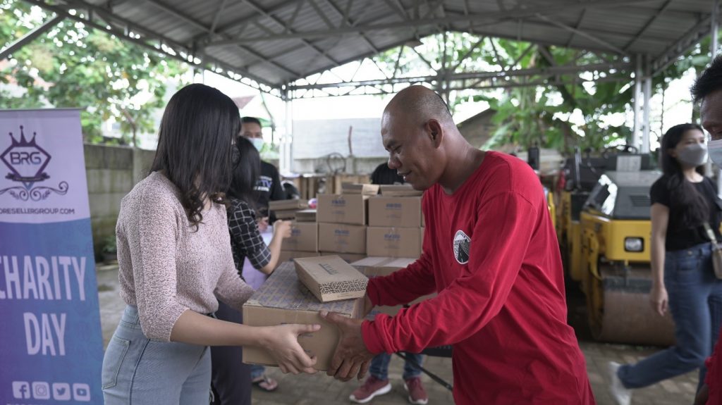 jumat berkah petugas kebersihan selokan